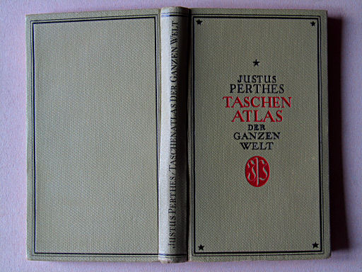 Perthes Taschenatlas der ganzen Welt (1940)
Band / Binding